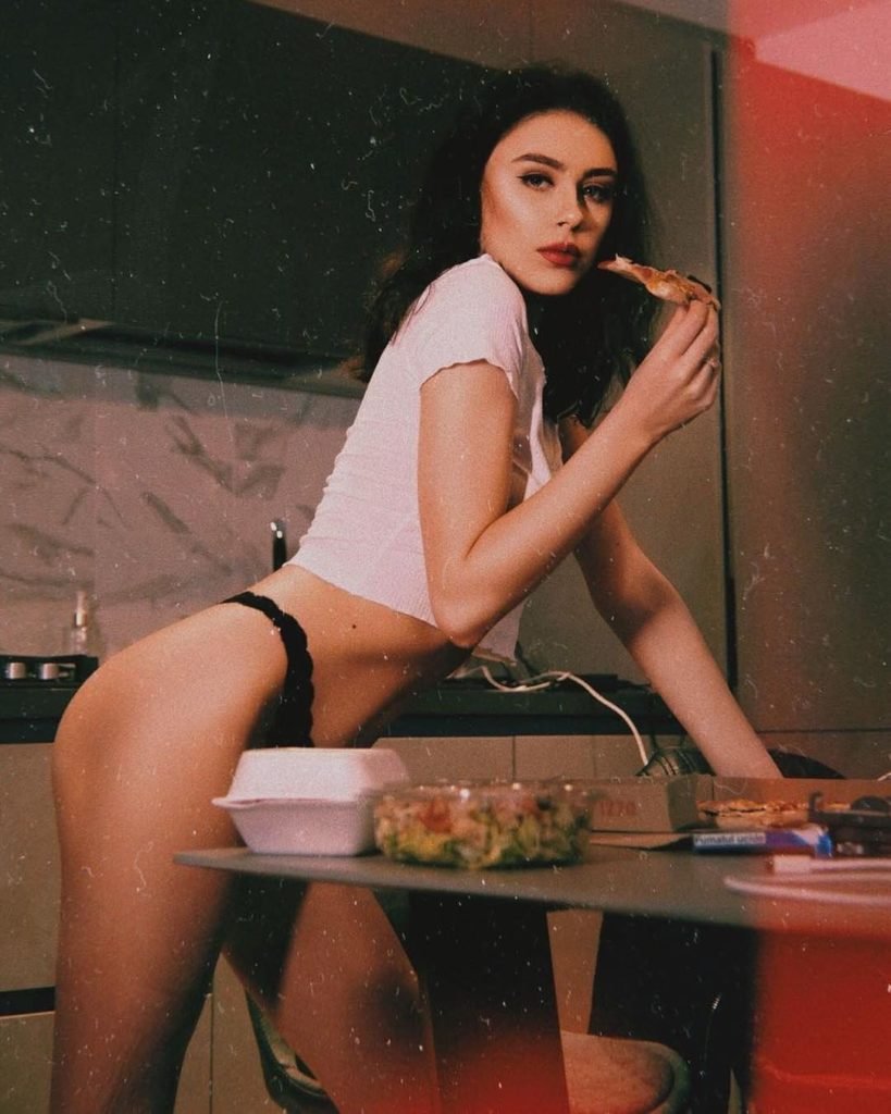 Crina Maria modelo Morena comendo pizza