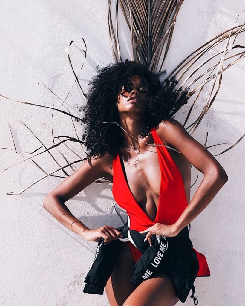 Ines Benyoussef Modelo Negra Beleza Afro em Pose de Editorial de Revista