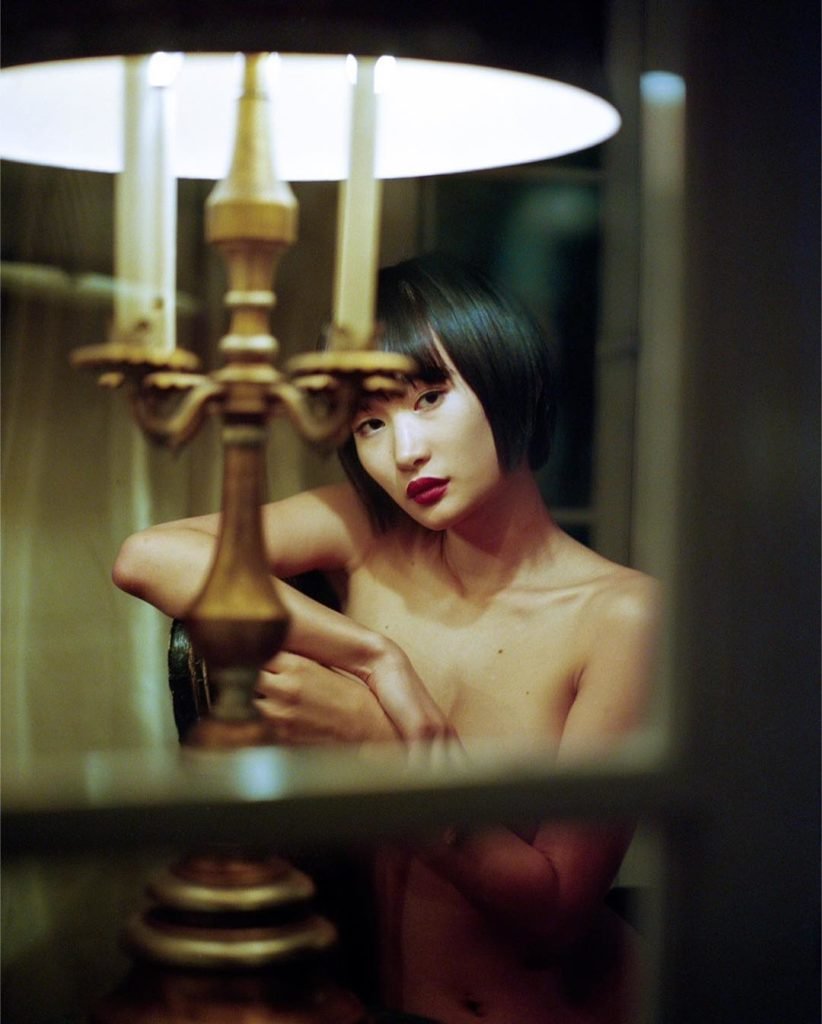 Miki Hamano Modelo Oriental nua perto do abajur