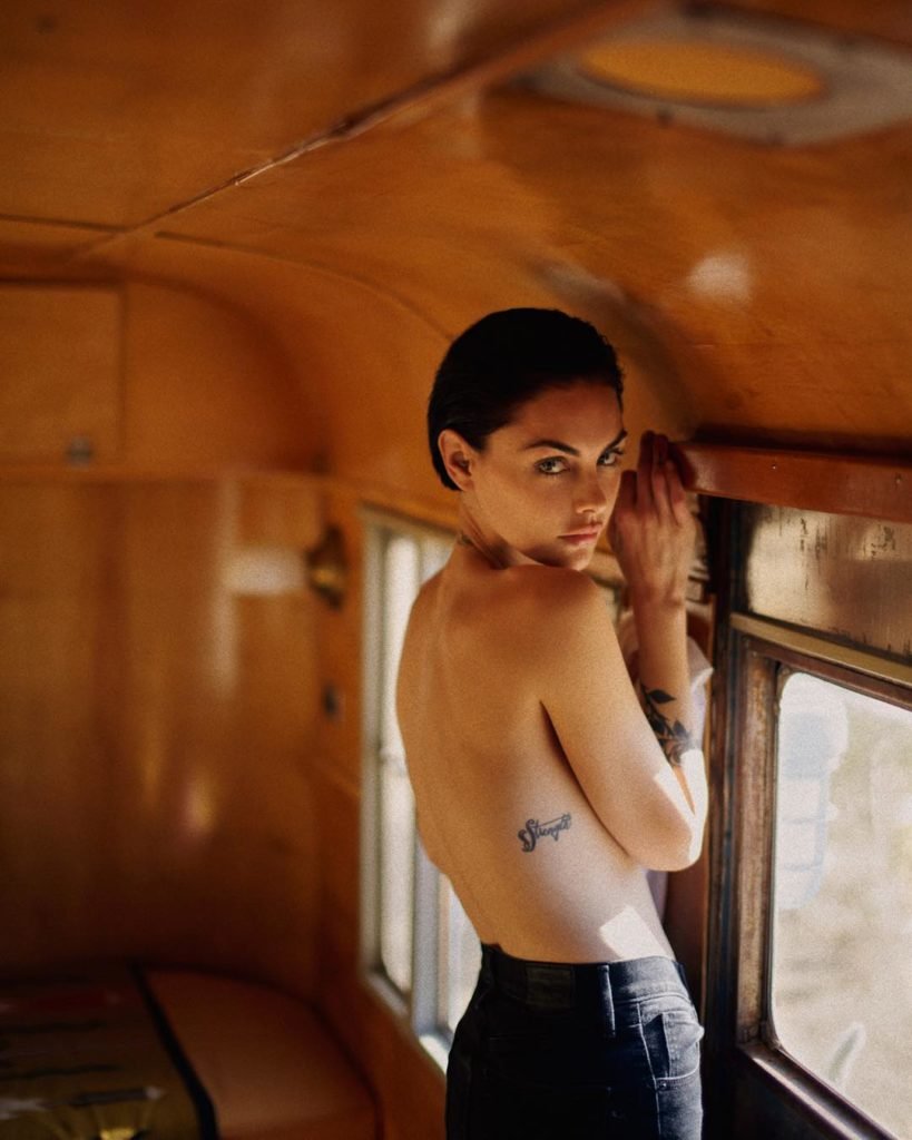 Modelo Teela LaRoux Morena Tatuada Sem Sutiã e Com Jeans Preto