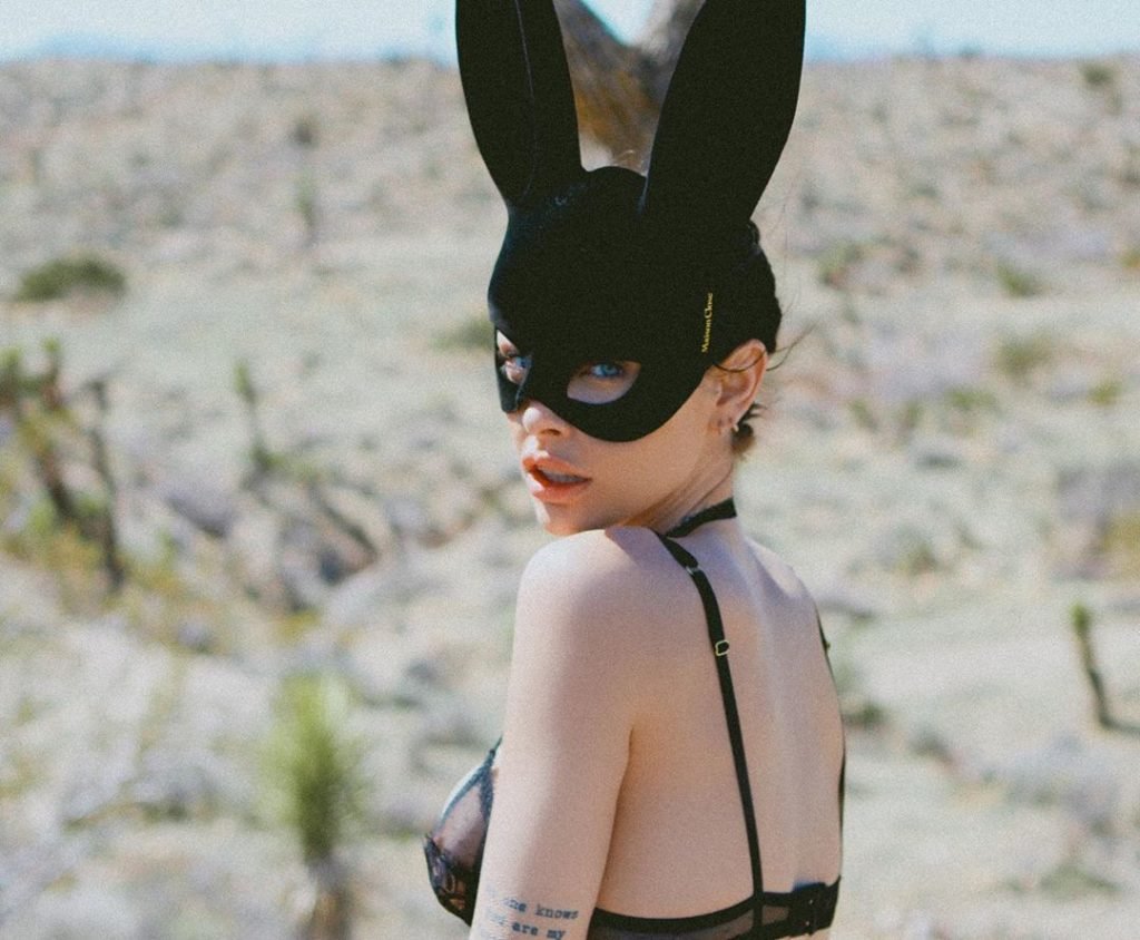Modelo Teela LaRoux Morena Vestida de Coelhinha da Playboy