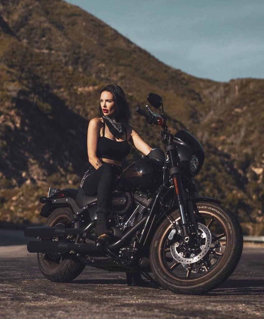 Modelo Teela LaRoux Morena com Look Preto em Cima da Moto na Estrada