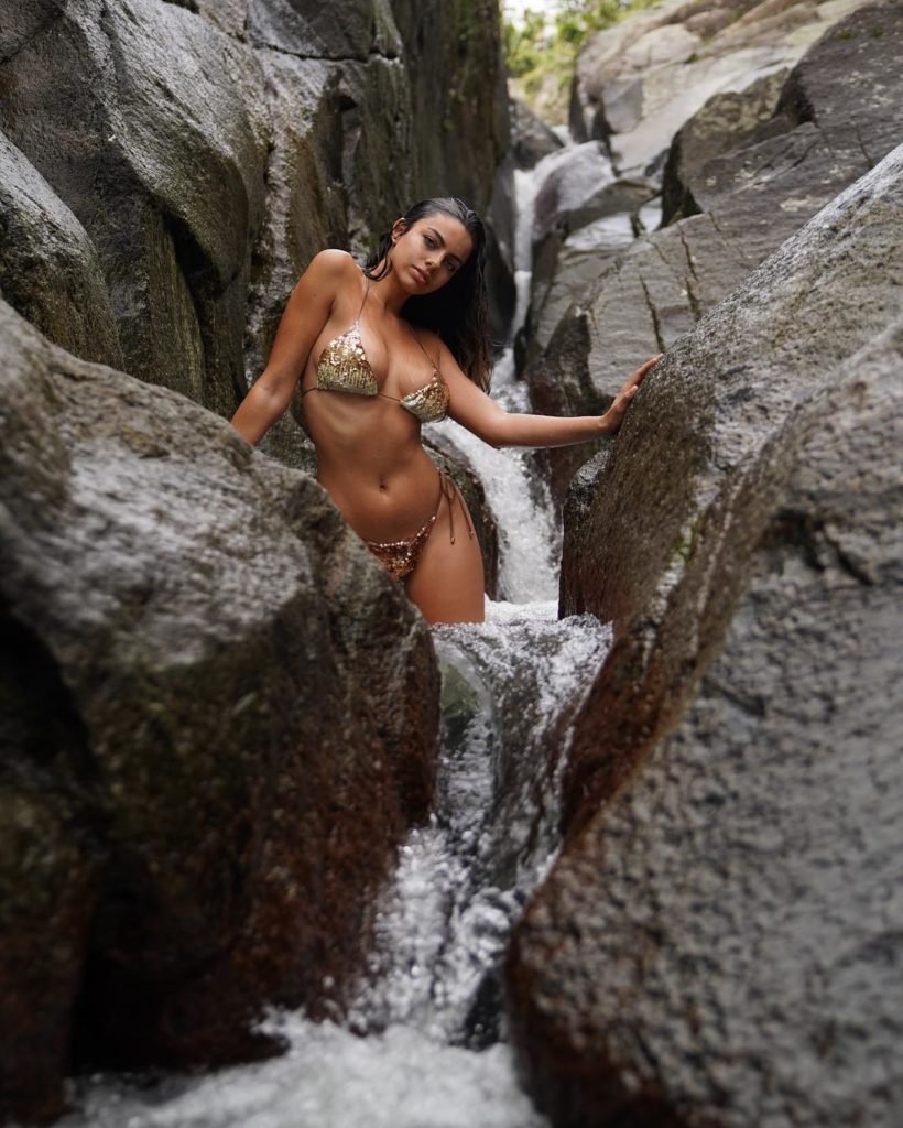 Priscilla Huggins Modelo Morena na cachoeira