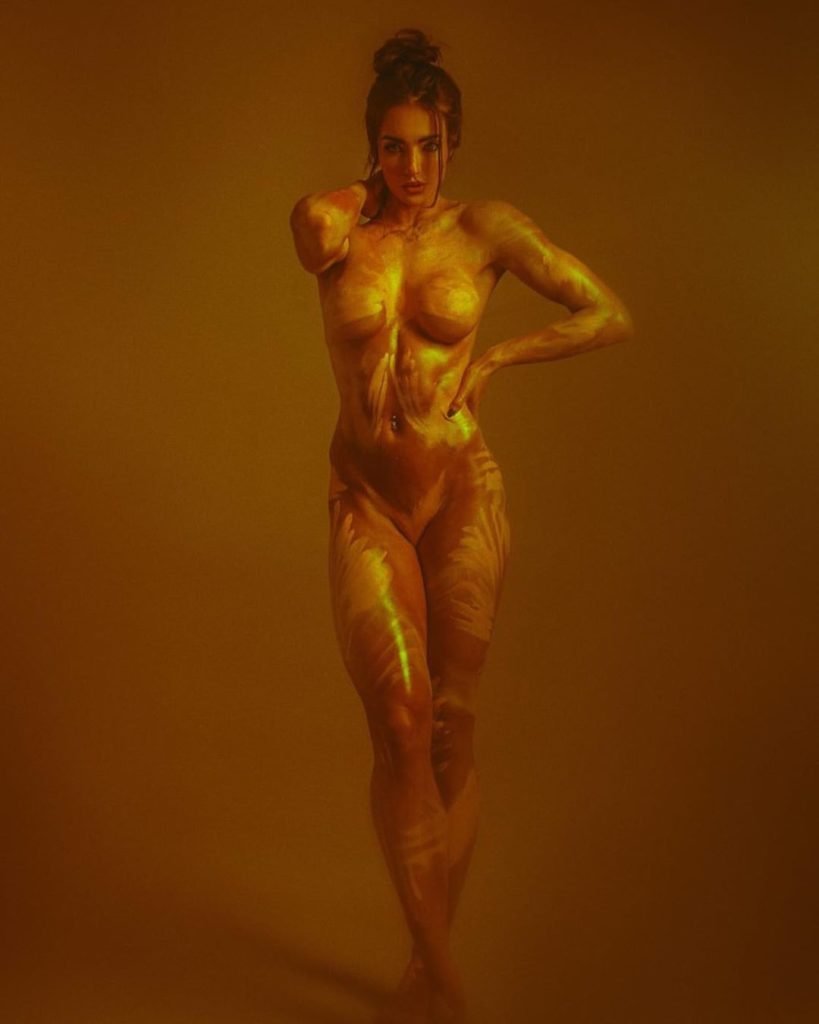 Whitney Johns modelo morena nua toda pintada de dourado