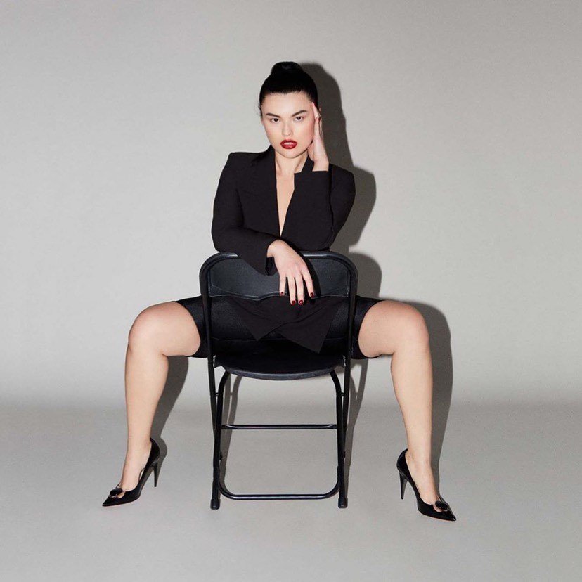 Alicia Olivas modelo oriental de look preto sentada na cadeira - Gata Viral...
