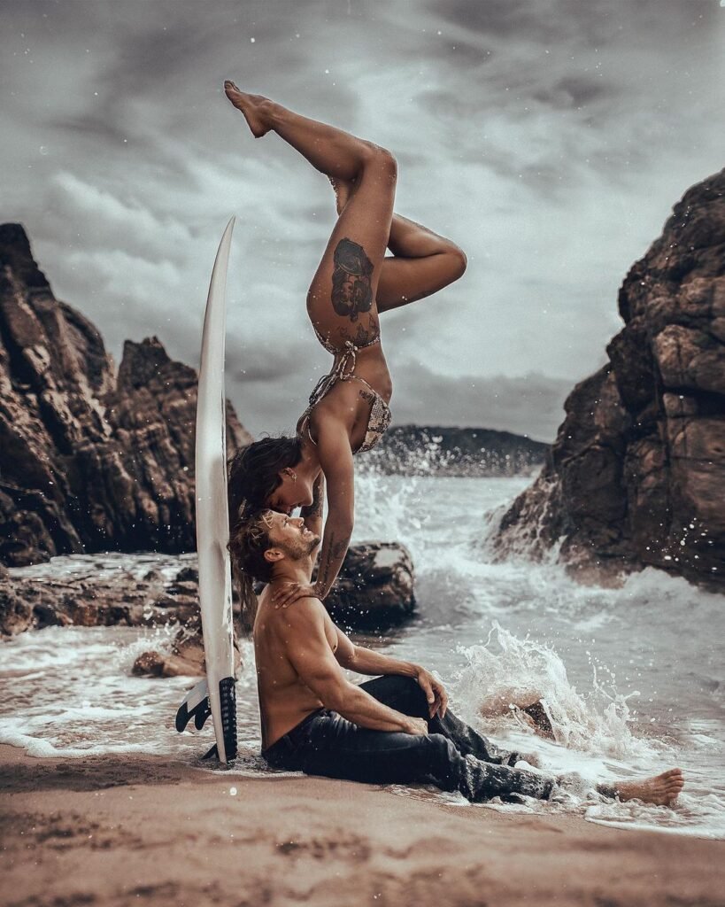 Foto de Beijo em Surfista na Praia - Casal @myphysical_connection @adria_crespo Fotógrafo Joan Carol