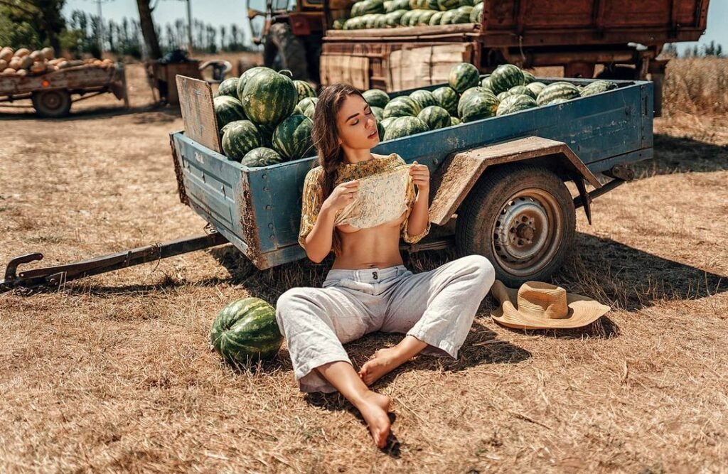 Freyer Fotógrafo - Morena sentada em carroça com melancias