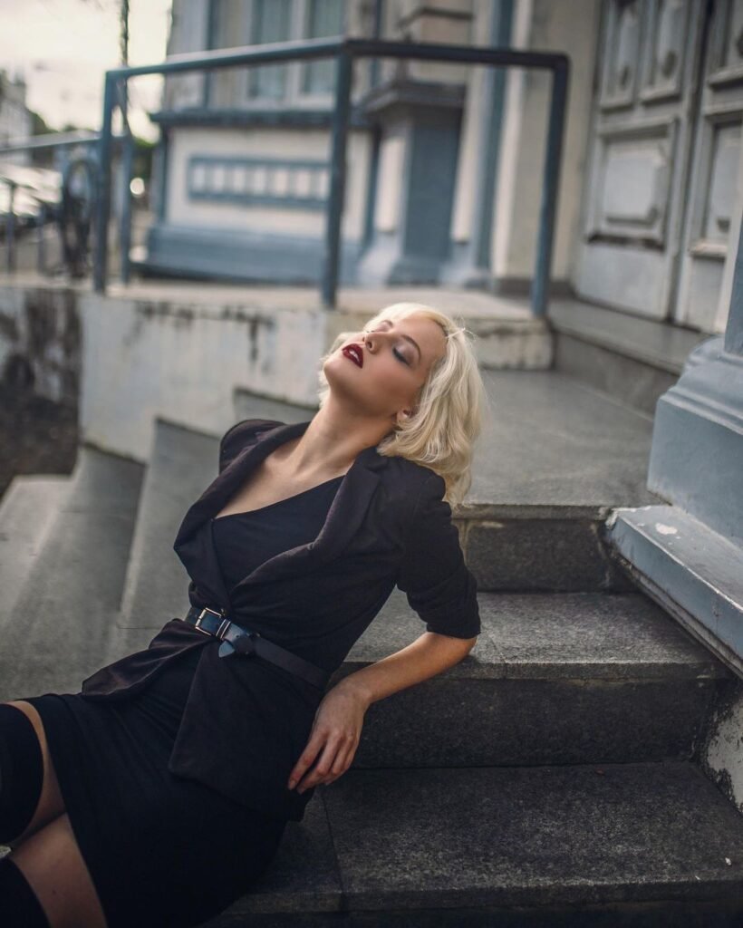 Yelle Nepomuceno Fotógrafa - Modelo loira posando em escadaria de igreja