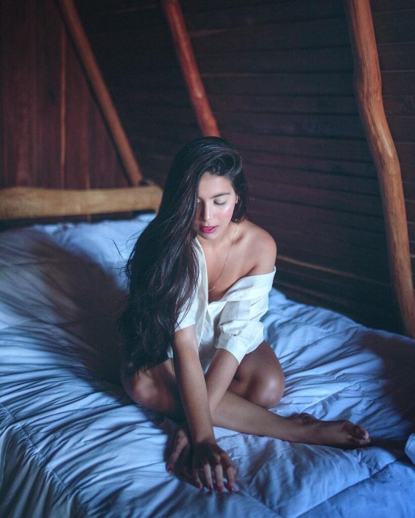 Yelle Nepomuceno Fotógrafa - Modelo morena posando na cama em chalé