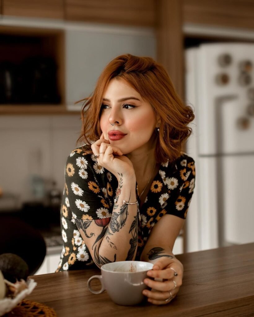 Karly Marques Fotografia - Garota ruiva bebendo café de camisa florida