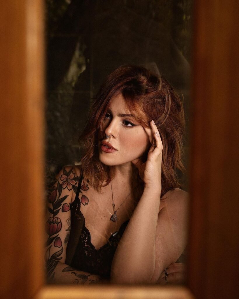 Karly Marques Fotografia - Garota ruiva posando atrás da janela em ensaio boudoir