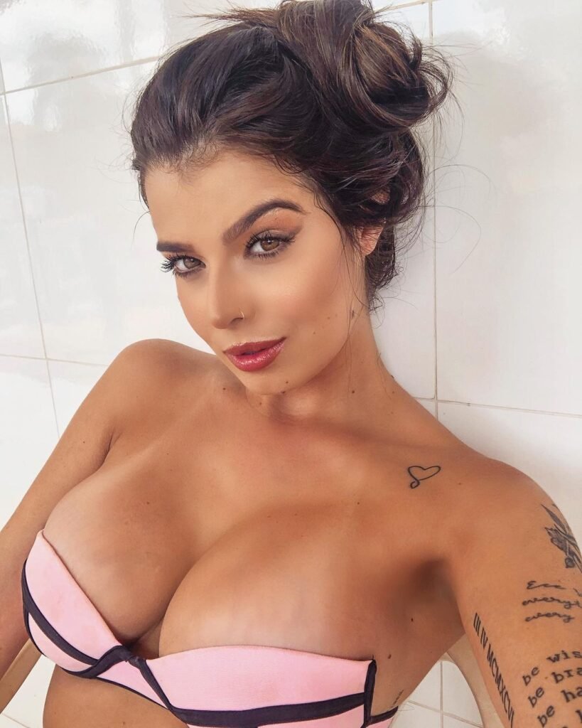 Leticia Melo em foto selfie sensual de sutiã rosa