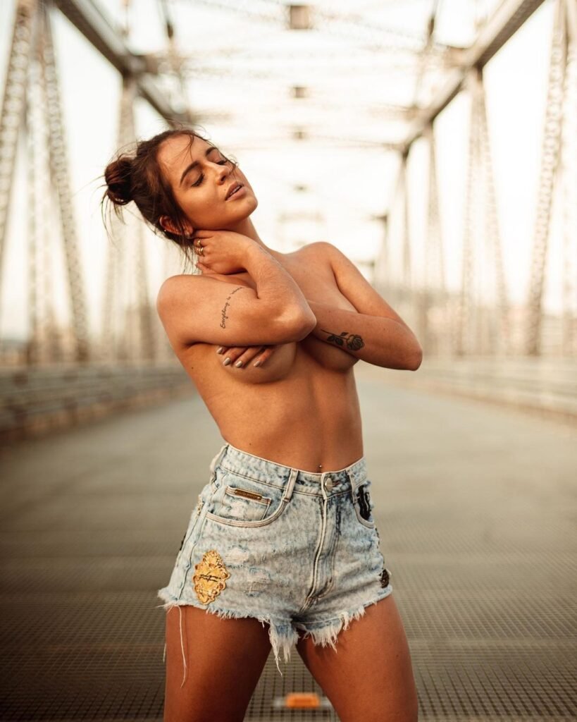 Sergio Mota Fotografia - Modelo de topless e shorts jeans em ensaio na ponte