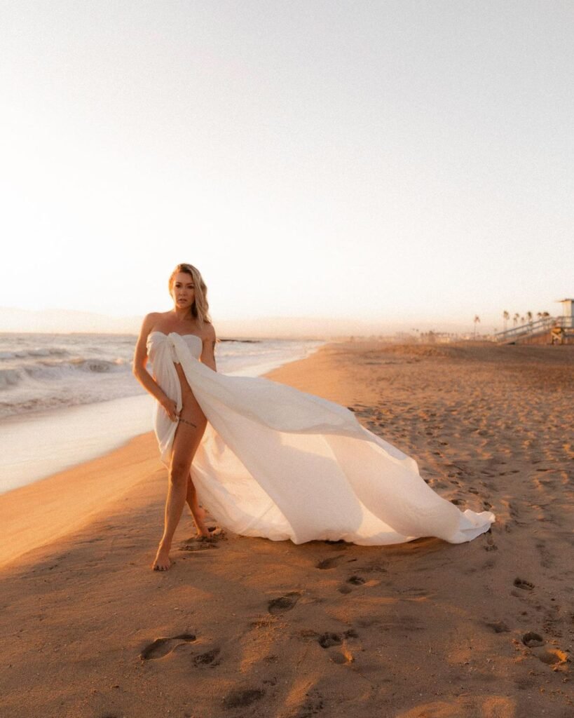 @elle.ohhh.elle posando nua na praia coberta por lençol branco