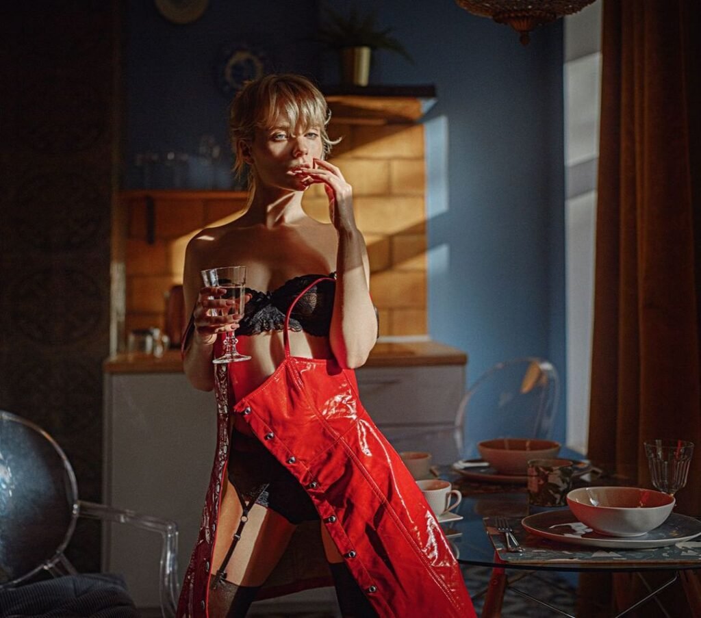 Georgy Chernyadyev Fotógrafo Loira com taça na mão em ensaio sensual