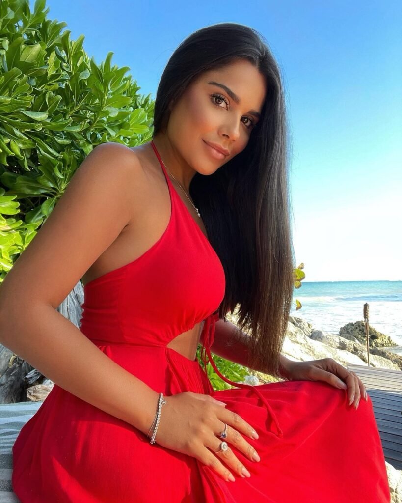 Yasmin Miranda modelo posando de vestido vermelho em pose de perfil