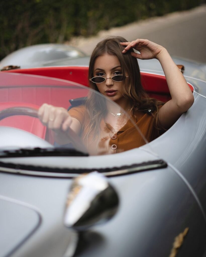 Ensaio Fotográfico Feminino em Carro - Jovem modelo de óculos escuro ao volante