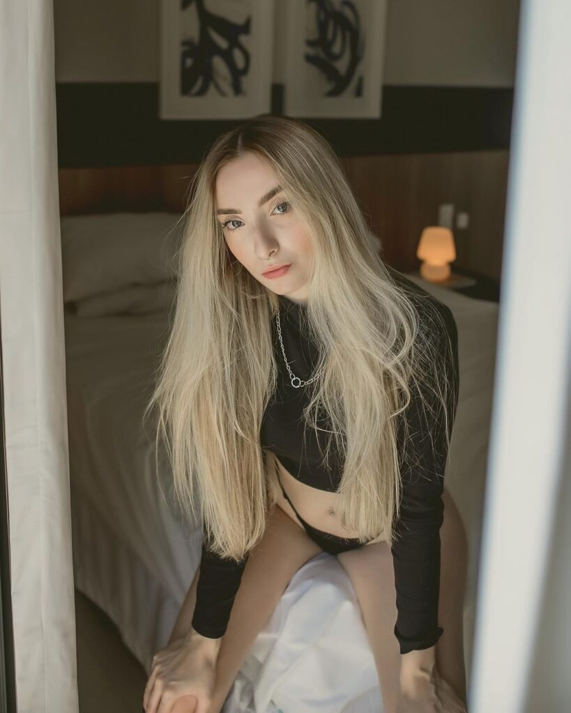 Eduardo Caluz Fotografo - Modelo loira sentada na cama posando para ensaio boudoir
