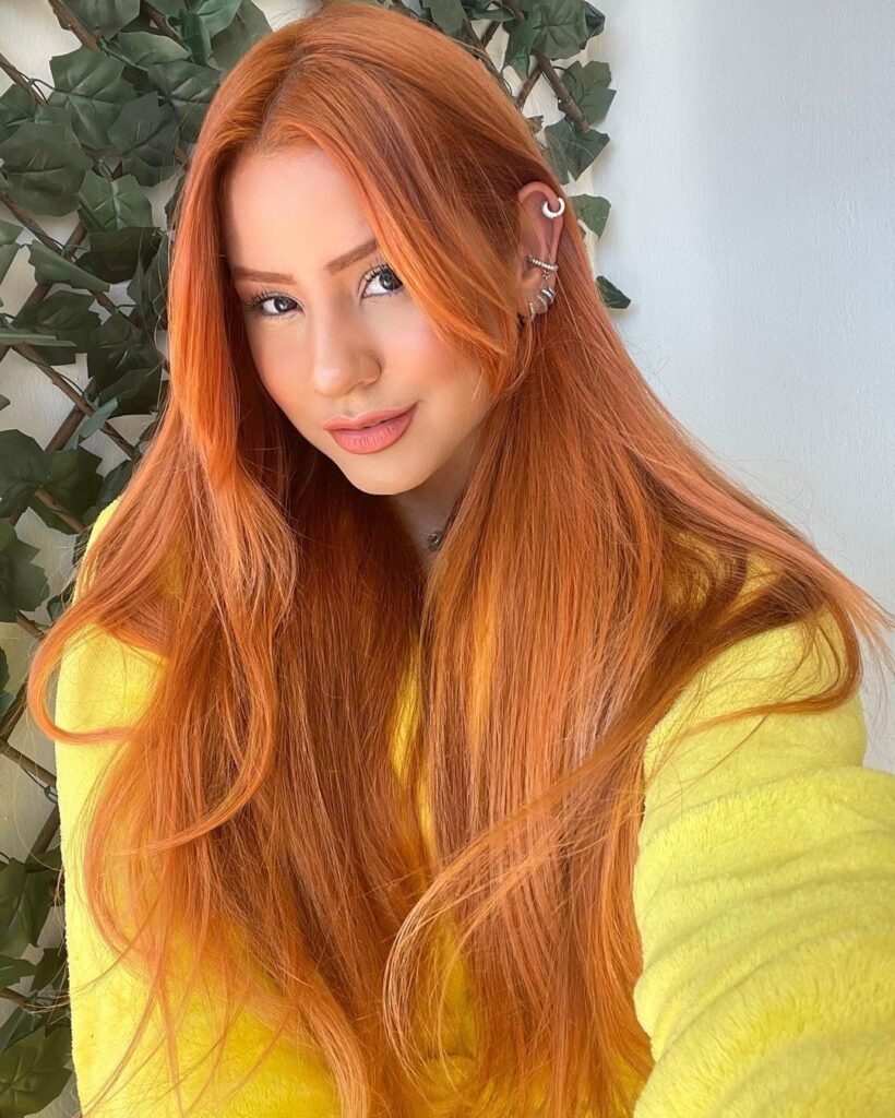 Gabriela Ramos Influencer exibe longos cabelos ruivos e piercing na orelha