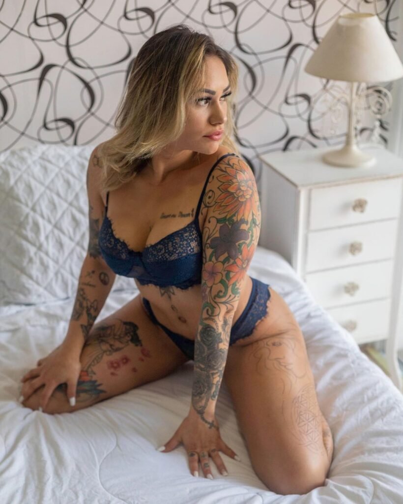 Hebert Tonon Fotografo - Modelo loira tatuada posando de biquini azul