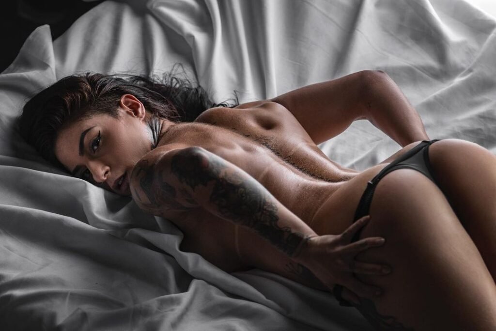 Ivan Remonte Fotógrafo - Morena deitada na cama tirando a calcinha