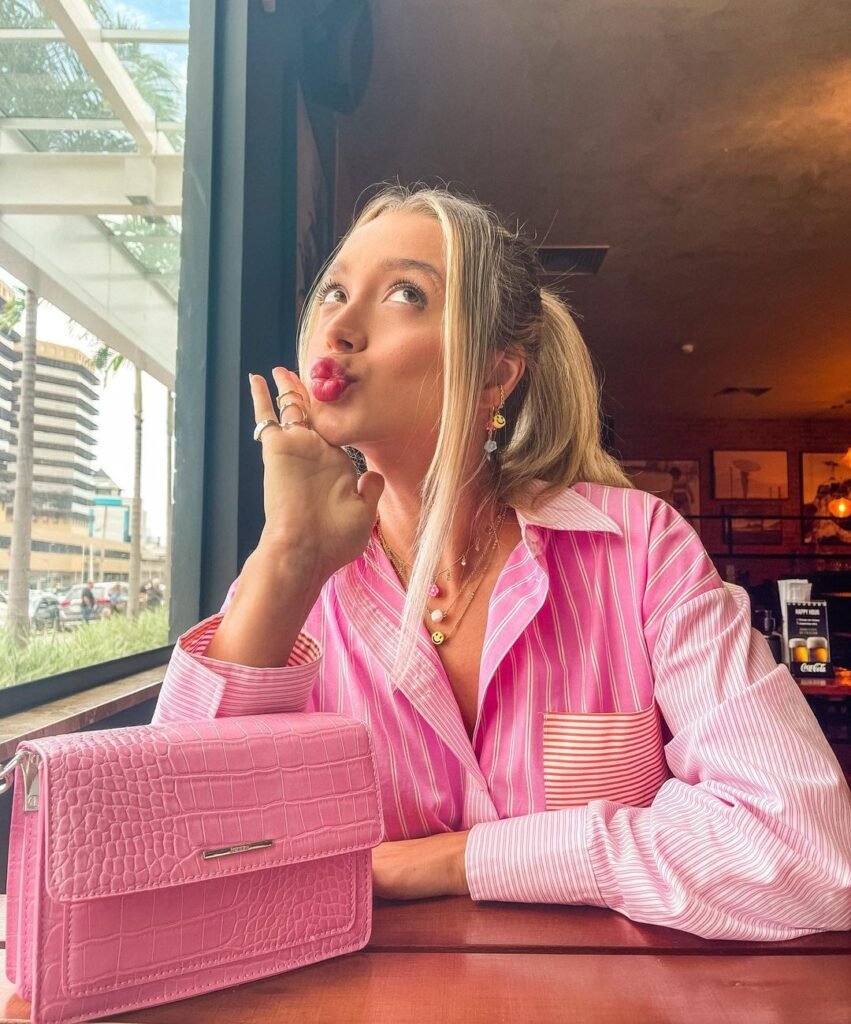 Karina Ramos Influencer posando para publicidade de look rosa Influenciadoras que ensinam