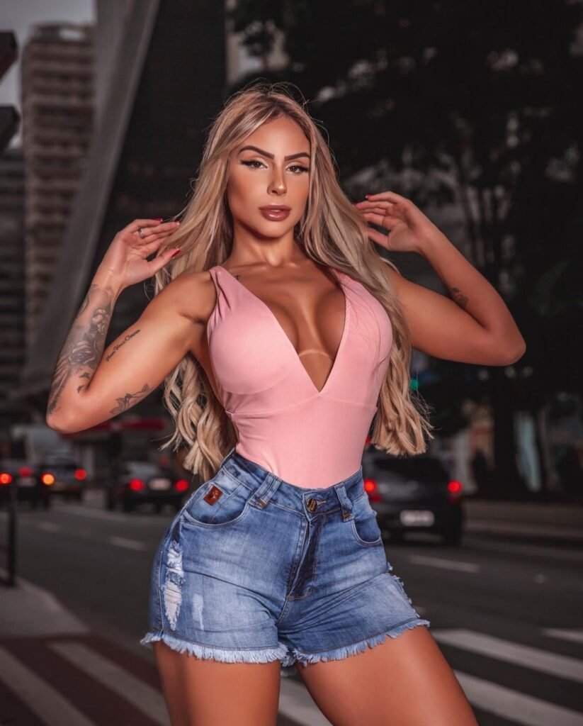 Leticia Longati Modelo posando na avenida paulista de body rosa e shorts jeans - Loiras Sexy