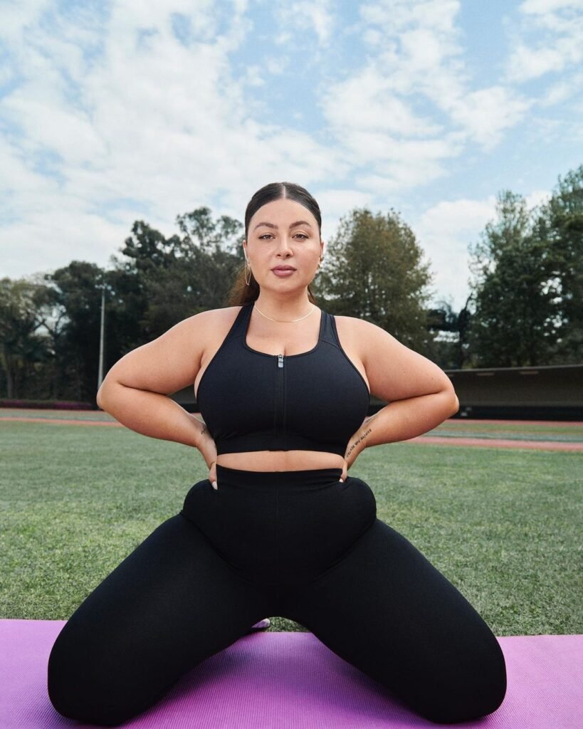 Leticia Muniz Modelo Plus Size posando em roupa de yoga