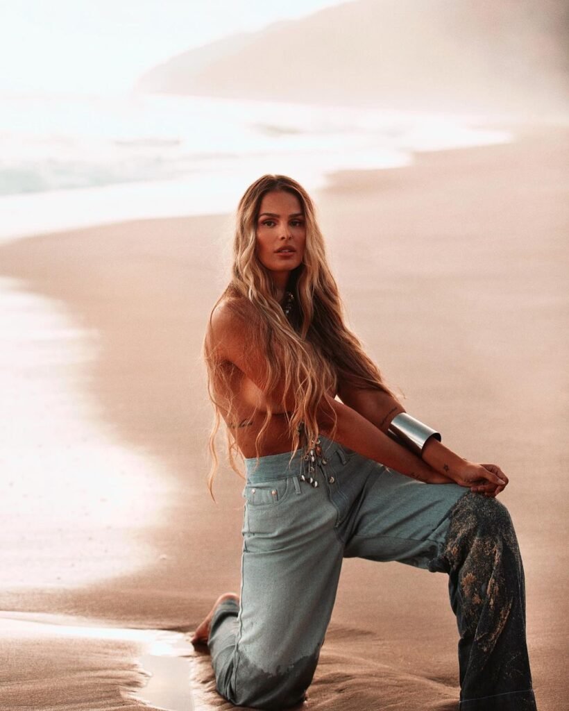 Modelo Yasmin Brunet posando de calça jeans na praia by @pupindeleu