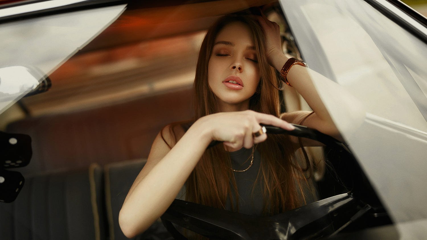 Fotos de mulheres e Carros - Modelo ao volante de olhos fechados