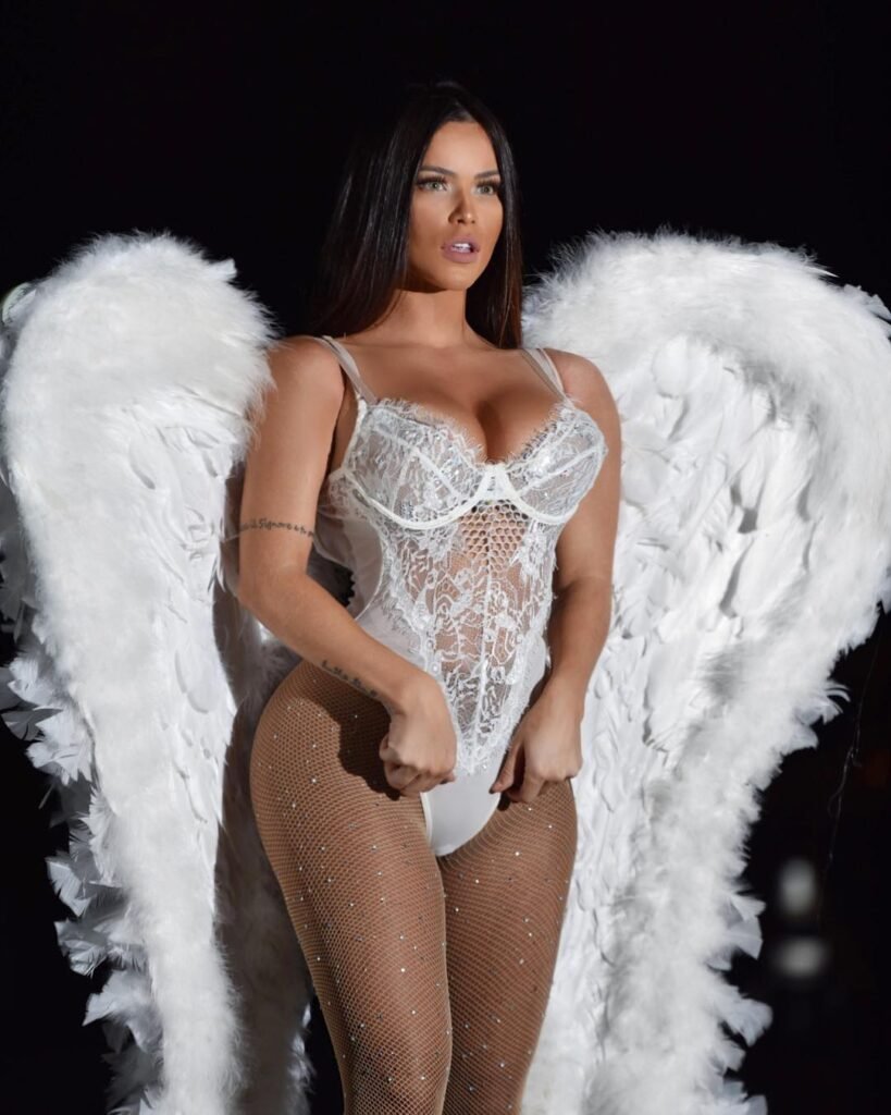 Foto de Bianca Anchieta de lingerie branca e asas