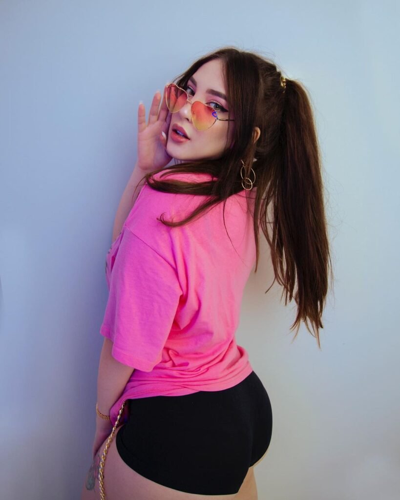 Gabriela Zambrozuski Influencer de camiseta rosa e shorts preto