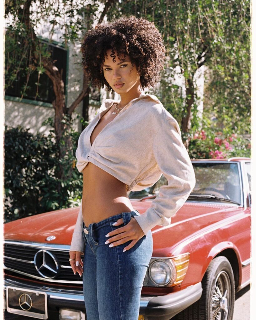 Juliana Nalu Modelo posando de cropped e jeans com carro antigo mercedes benz