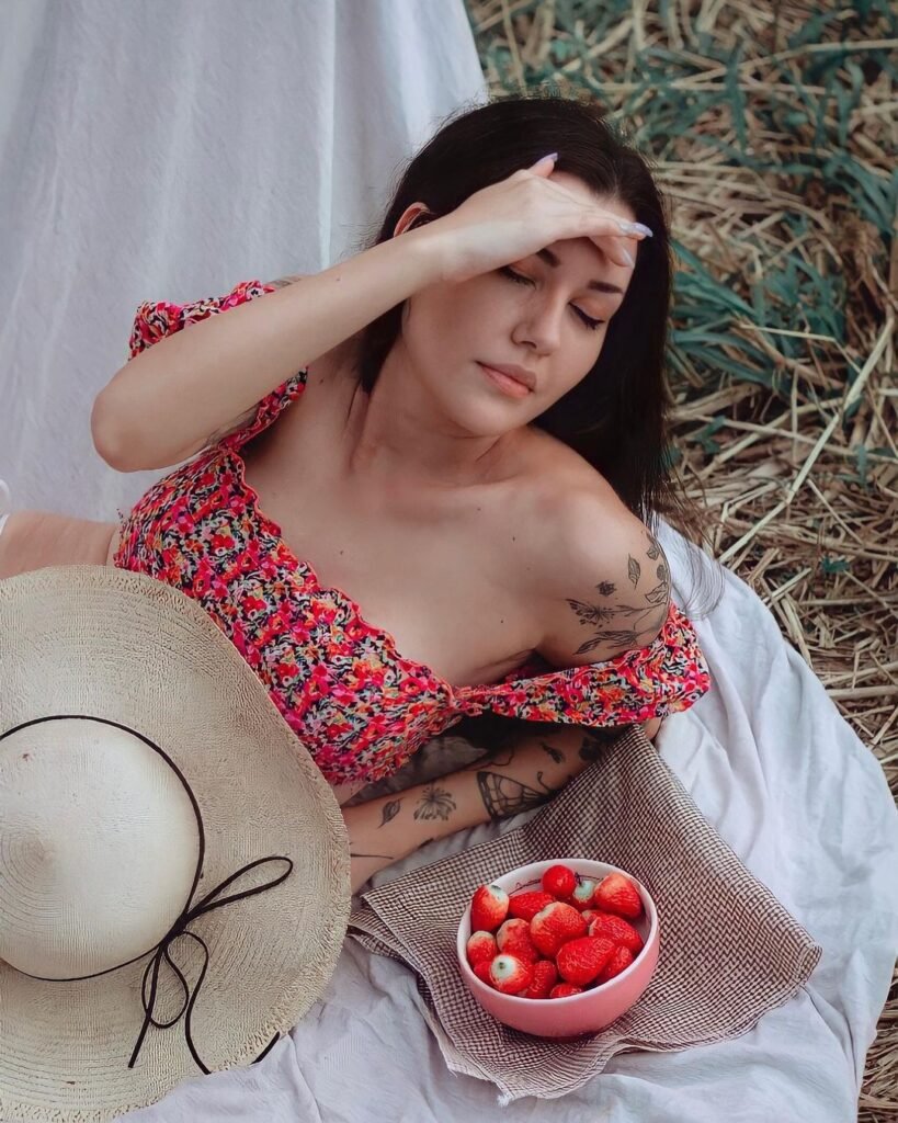Mabelle Modelo posando com morangos