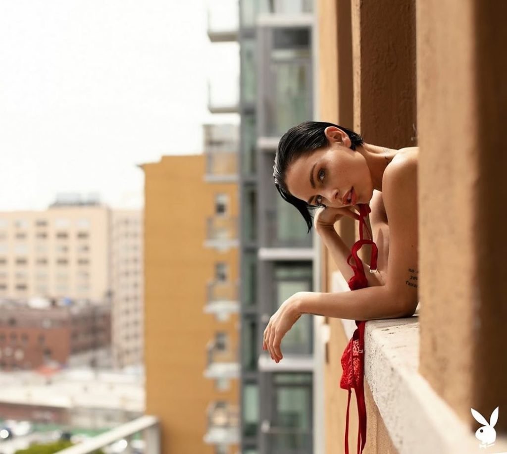 Modelo Teela LaRoux Morena Fazendo Topless na Janela do Apartamento