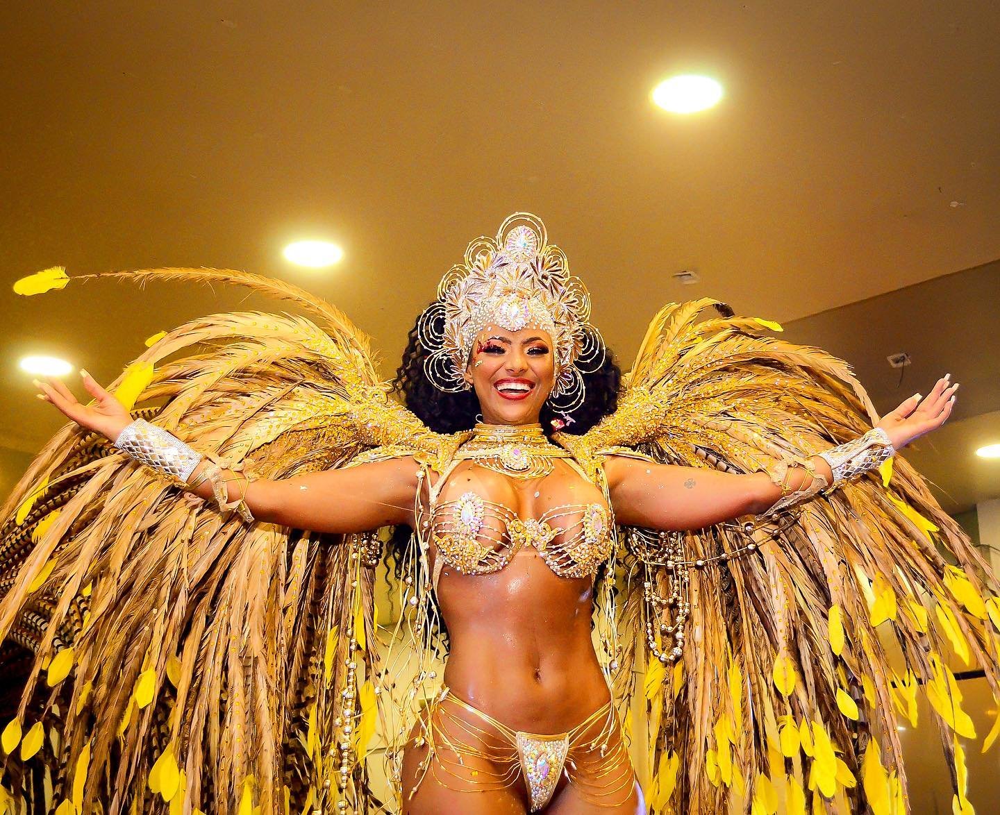 Juh Campos modelo em foto como destaque de escola de samba