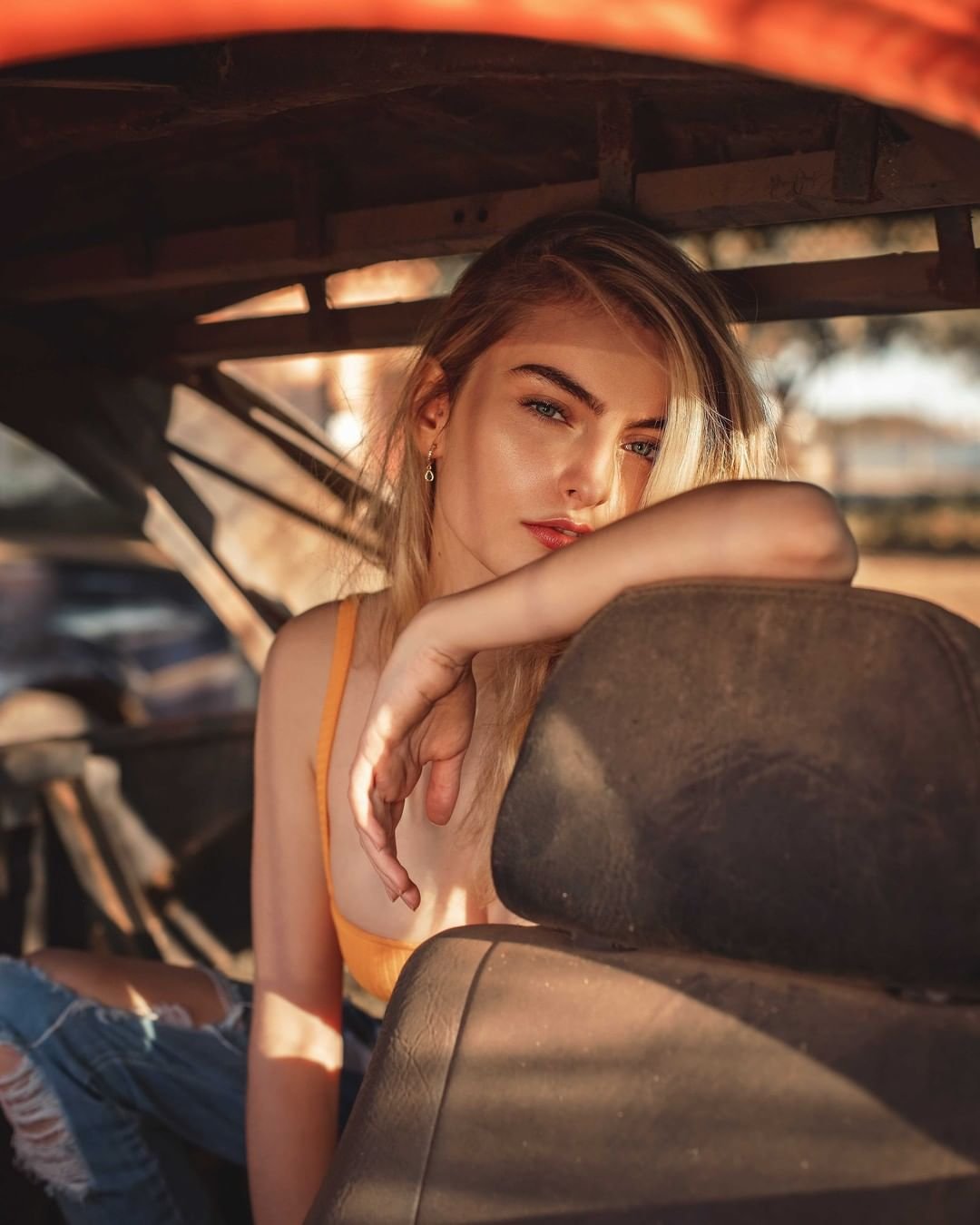 Luan Carvalho Fotografo modelo loira em carro velho