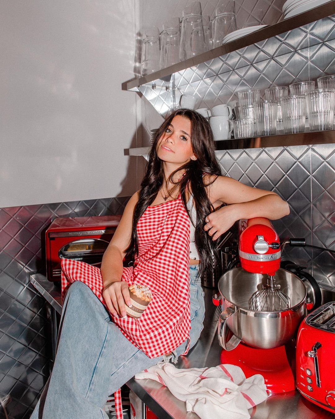 Fotos femininas na cozinha modelo posando de avental e batedeira