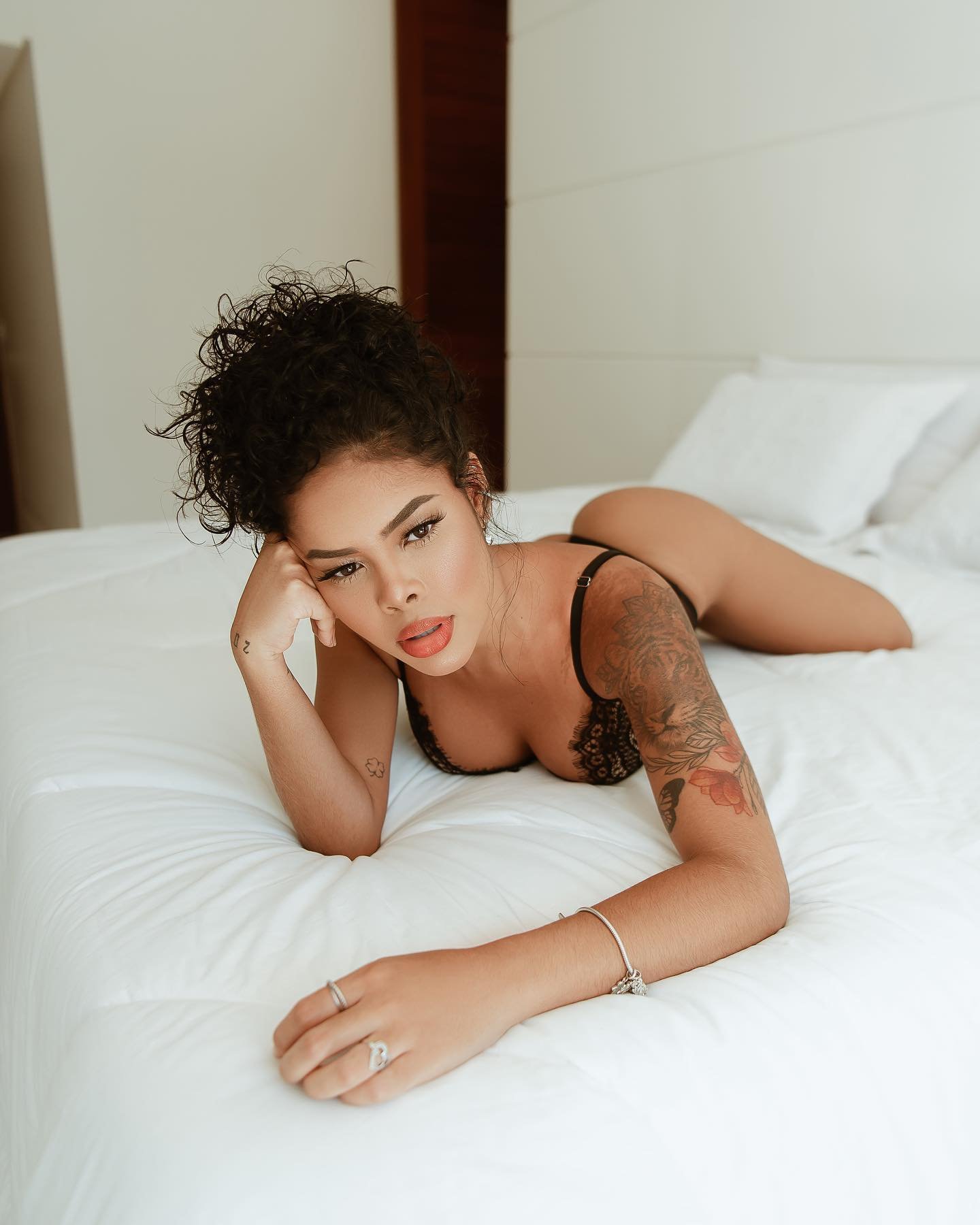 Adalto Jr Fotografo - Modelo negra na cama de lingerie preta