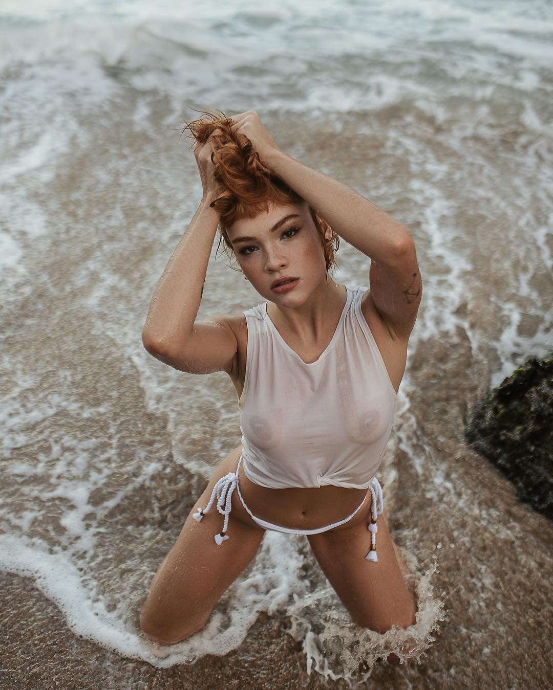 Adalto Jr Fotografo - Modelo ruiva posando de camiseta molhada no mar