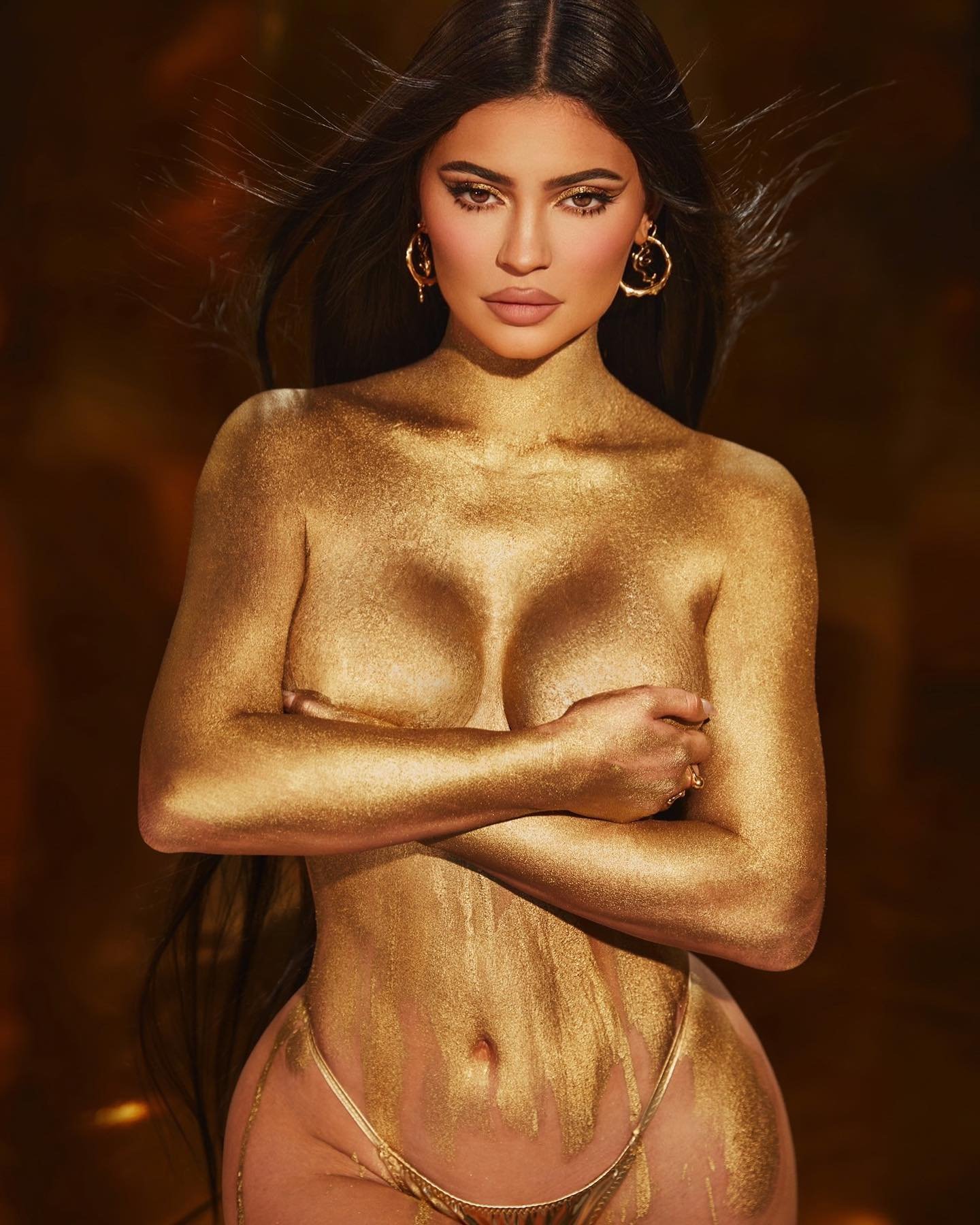 Kylie Jenner modelo divulgando sua marca de comesticos