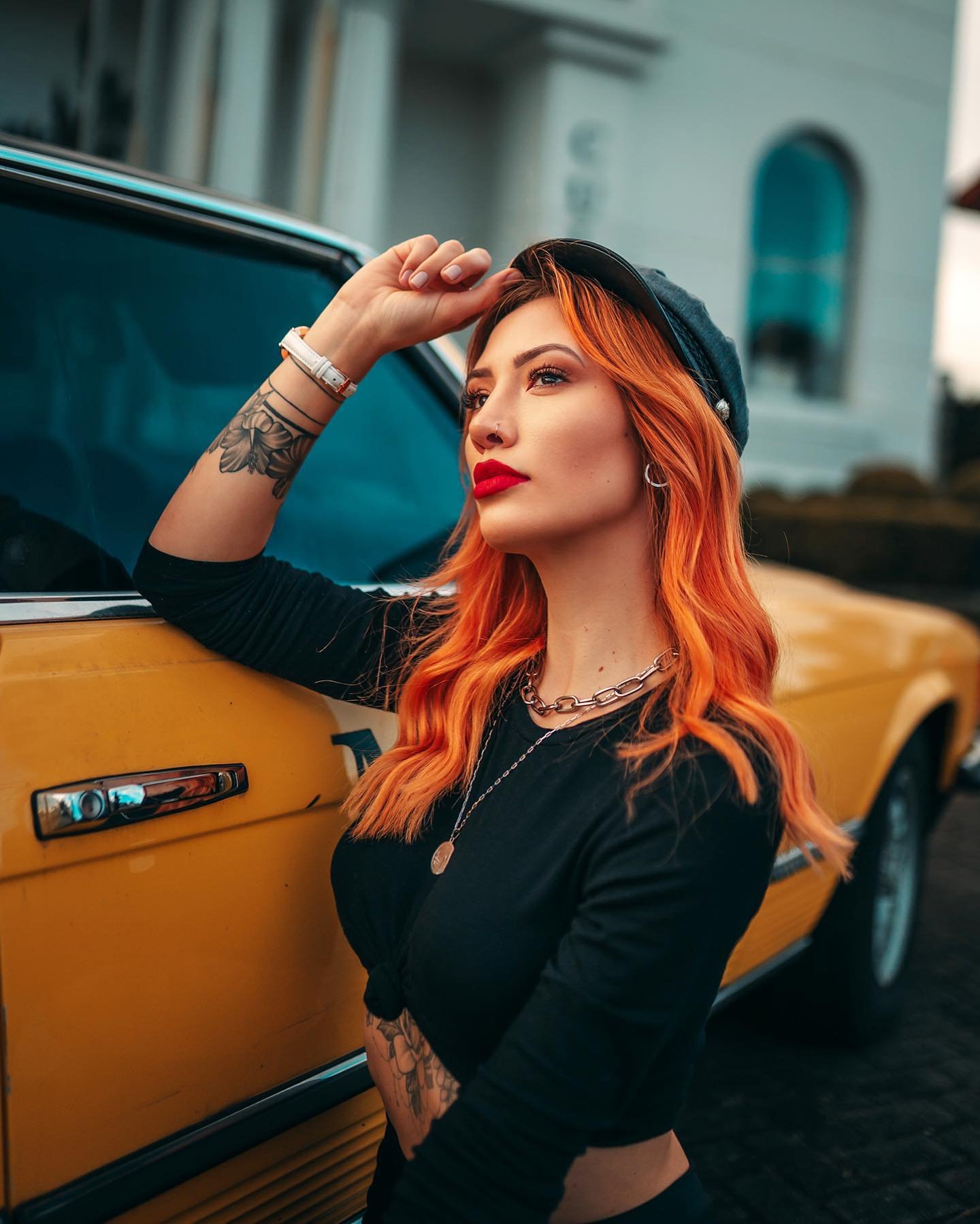 Rafael Ferreira fotografo - Modelo ruiva posando de look preto ao lado de carro amarelo
