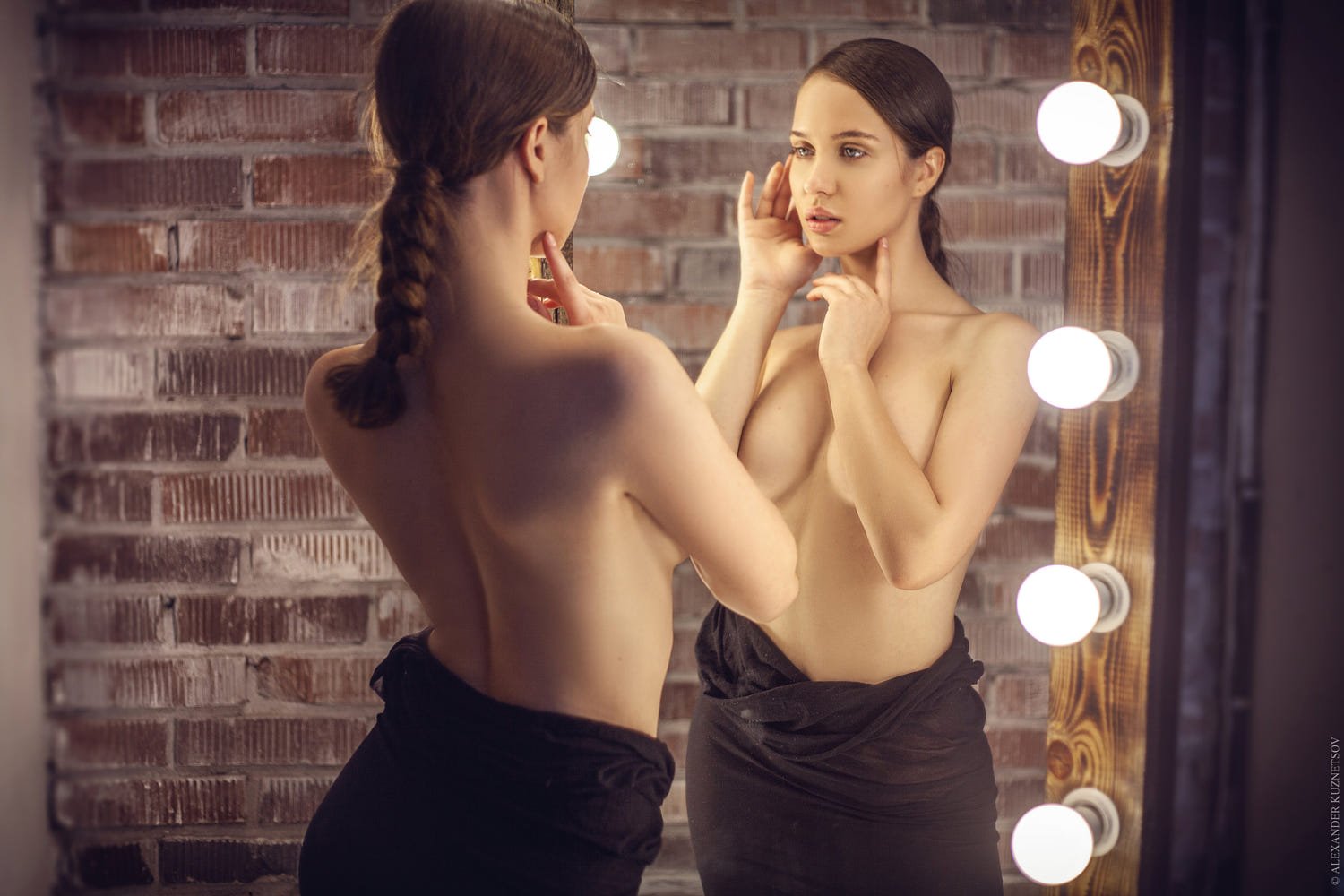 Foto sensual de mulher no espelho - Modelo morena by Alexander Kuznetsov