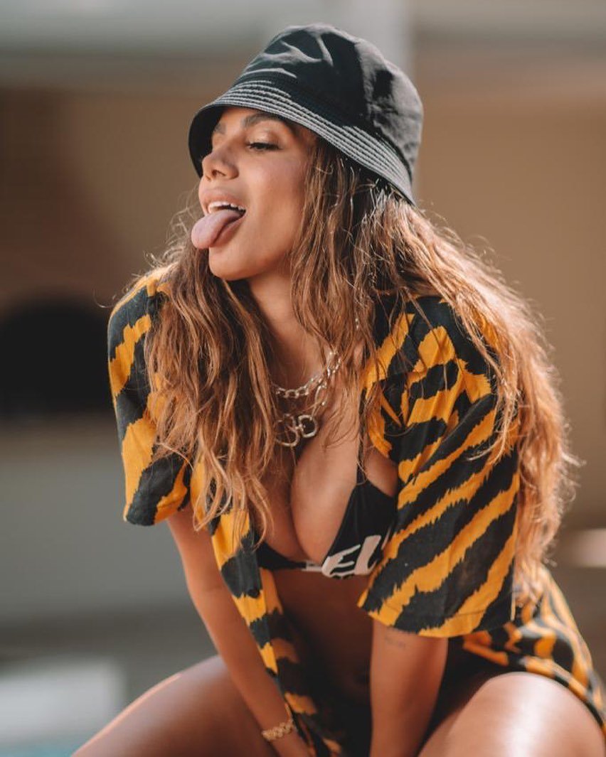 Anitta cantora em foto de língua de fora de look casual de verao