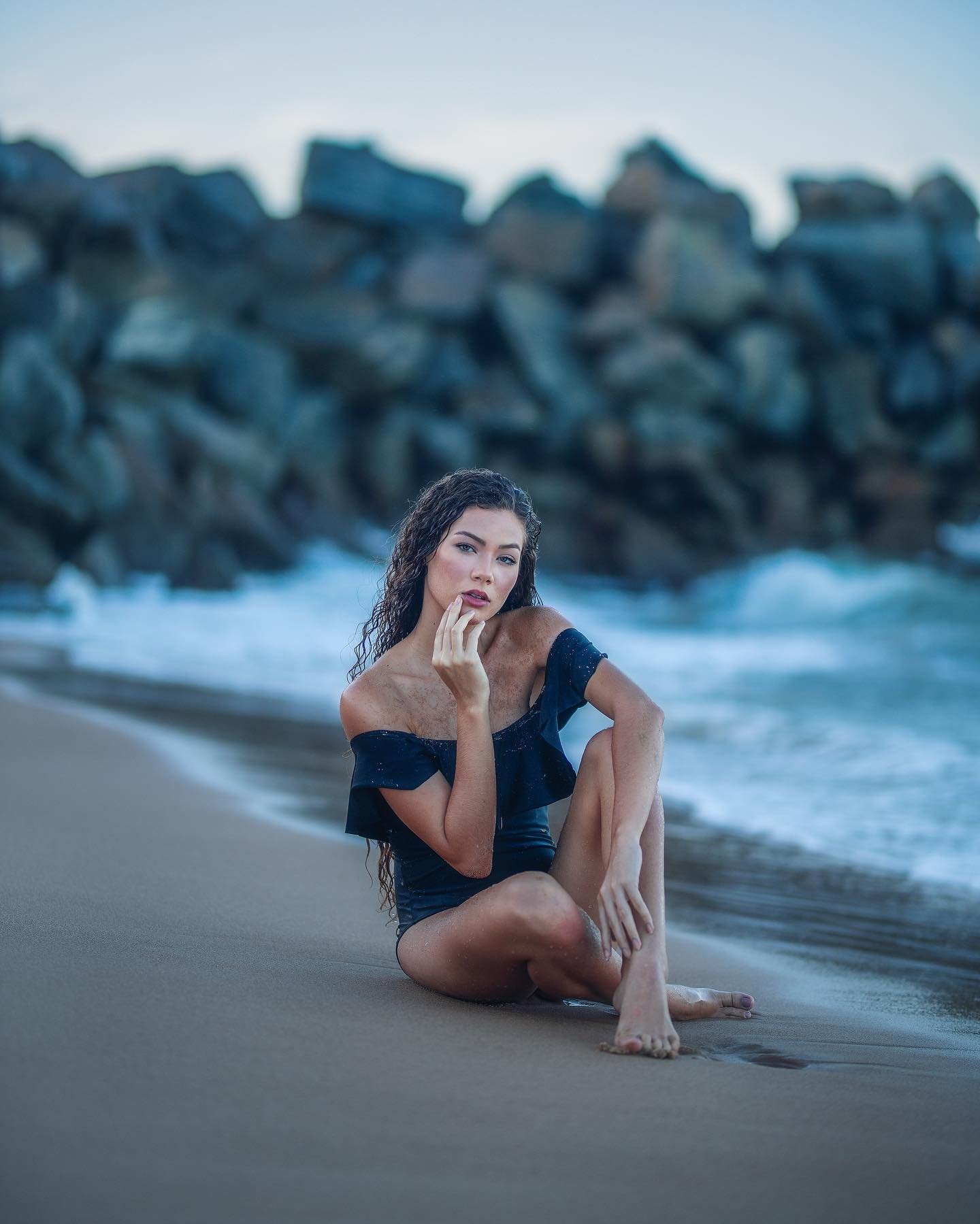 Modelo na praia em plano geral de fotografia by Yelle Nepumoceno