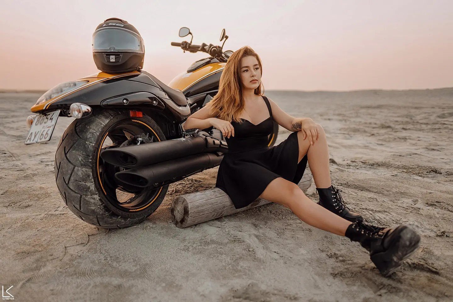 Fotos de Mulheres e Motos - Modelo de vestido preto com moto no deserto by Freyer
