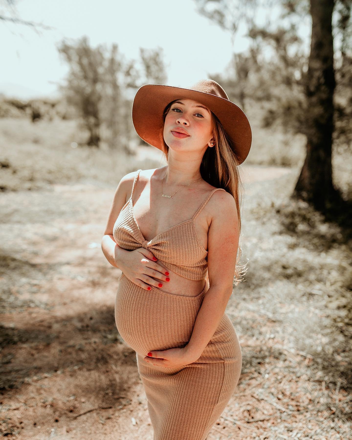 Gravidiva Vanessa Firma Fotografia Gestante de chapeu e vestido bege
