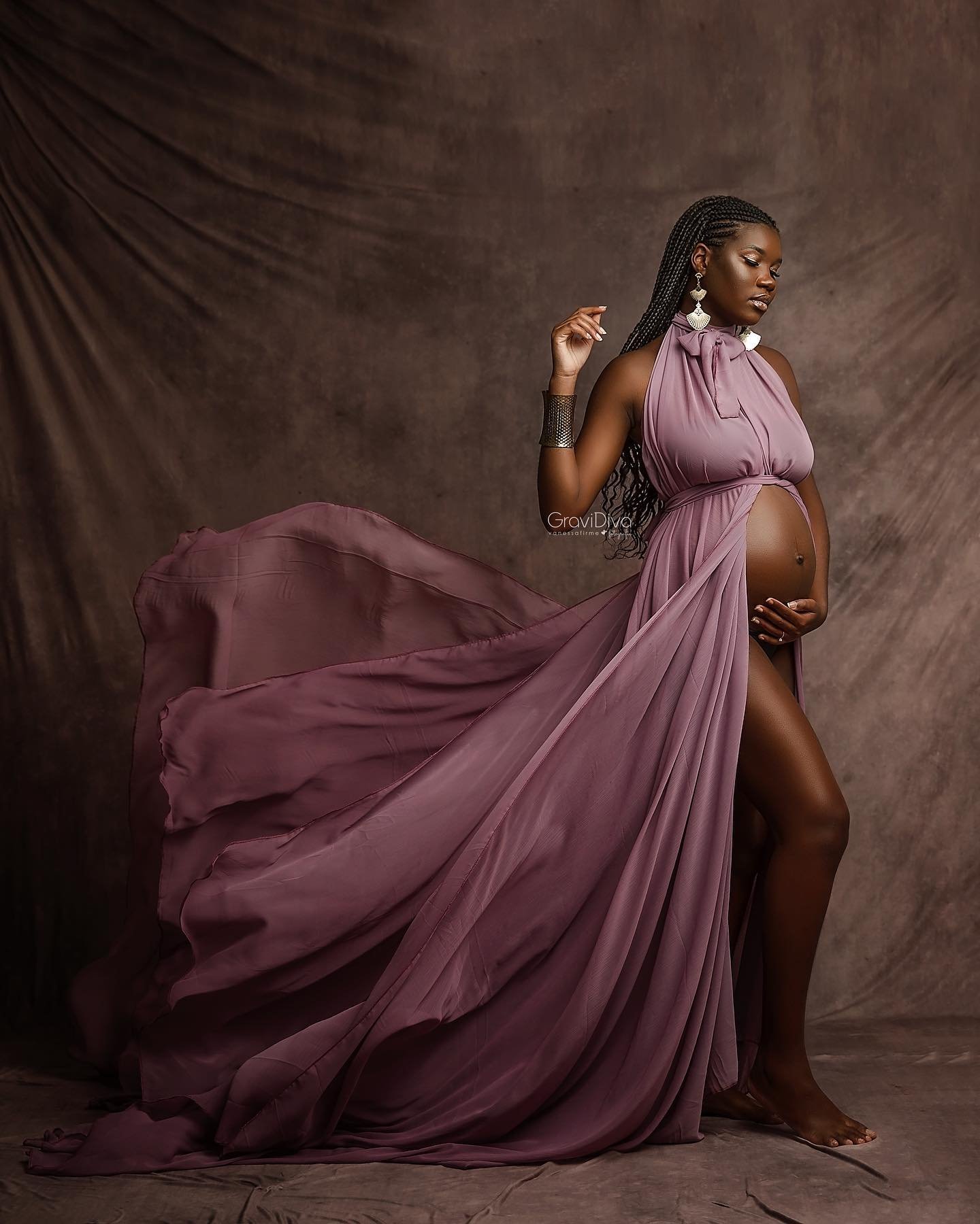 Gravidiva Vanessa Firma Fotografia Gestante de vestido roxo em estudio