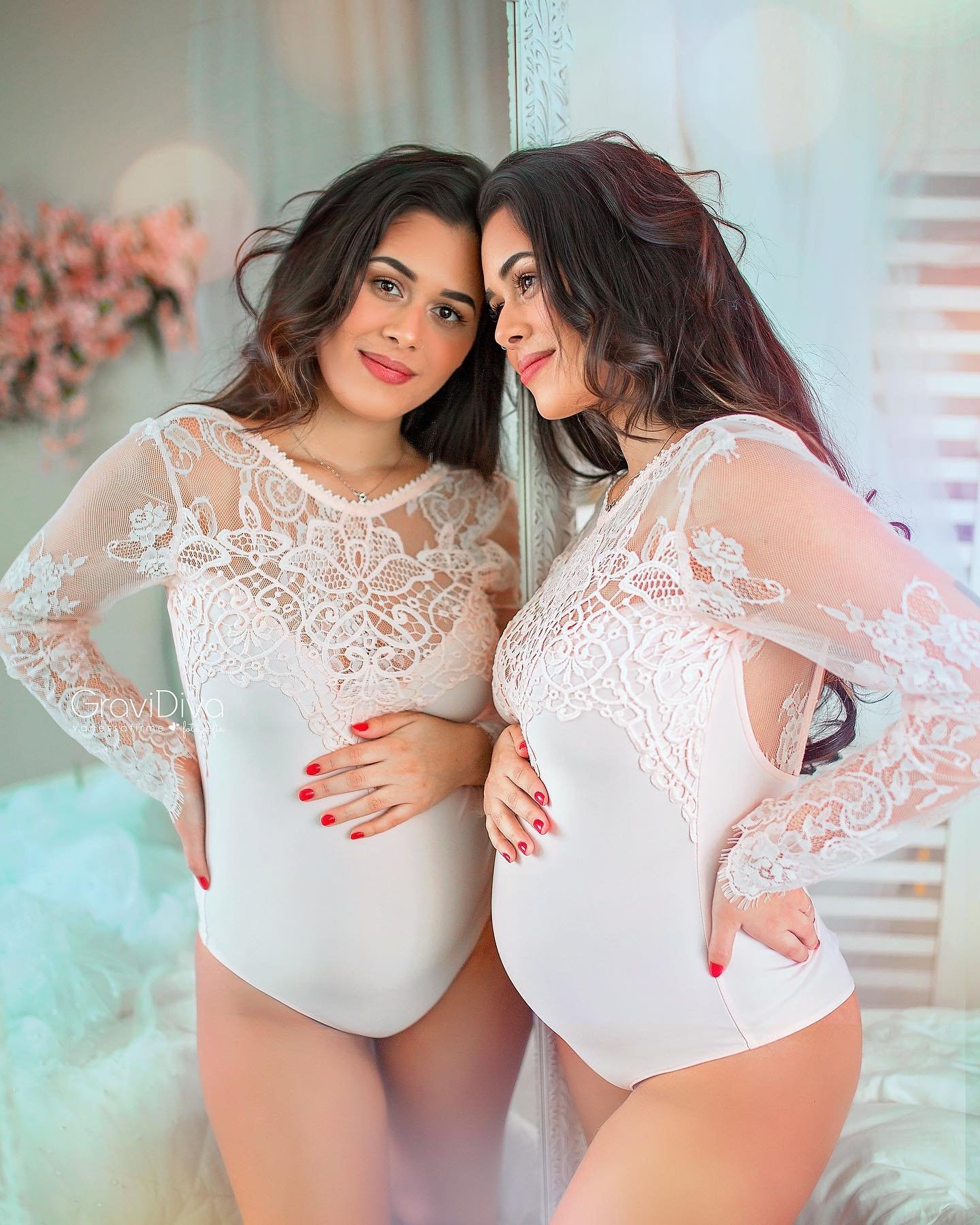 Gravidiva Vanessa Firma Fotografia Gestante segurando barriga no espelho de body