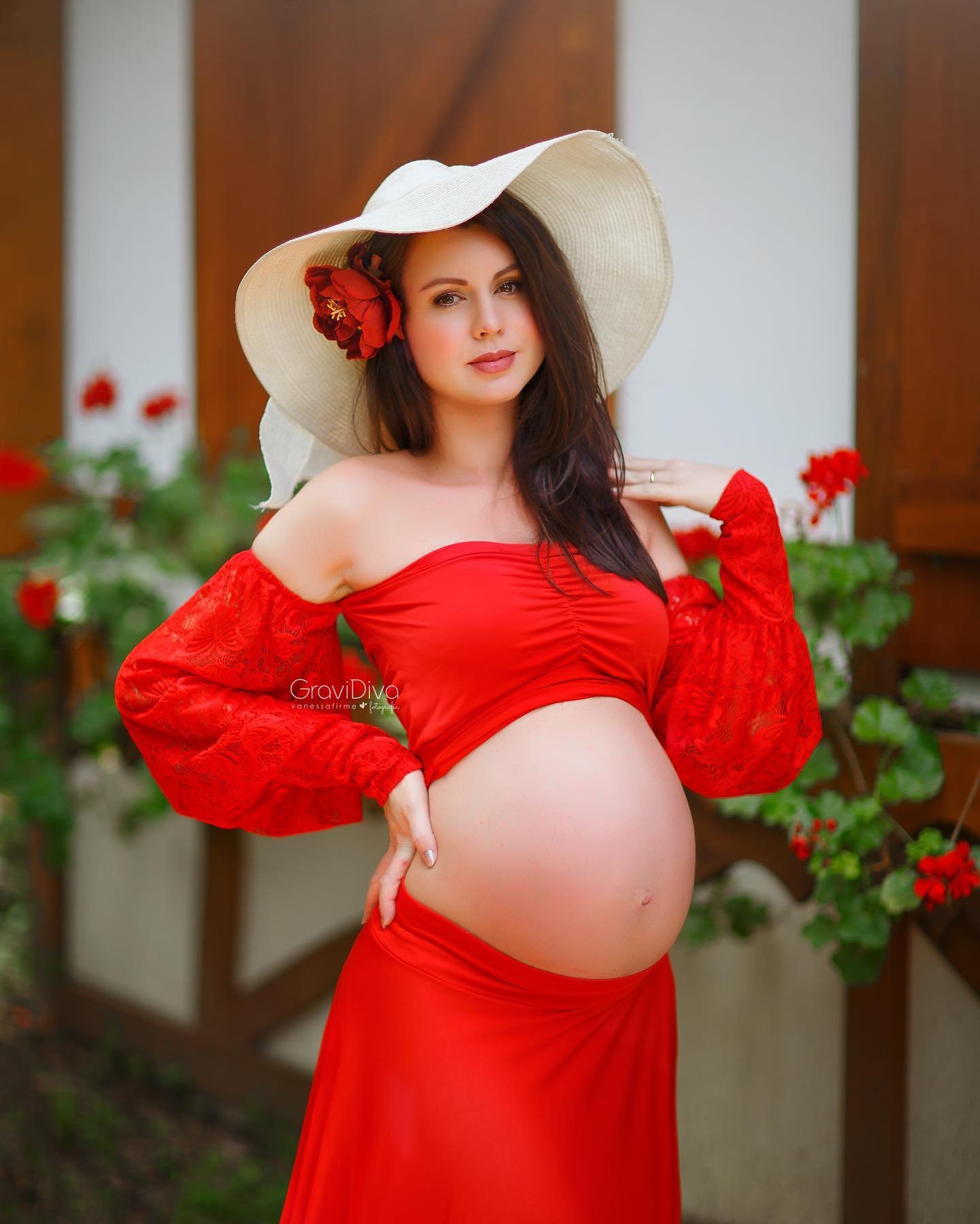 Gravidiva Vanessa Firma Fotografia gestante de look vermelho e chapeu